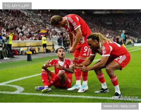 拜仁2-1十人巴黎，迪亚斯双响后染红，诺伊尔神扑护胜局